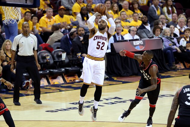 CLEVELAND, OH - MAY 17: Mo Williams #52 of the Cleveland Cavaliers shoots in the fourth quarter against Delon Wright #55 of the Toronto Raptors in game one of the Eastern Conference Finals during the 2016 NBA Playoffs at Quicken Loans Arena on May 17, 2016 in Cleveland, Ohio. NOTE TO USER: User expressly acknowledges and agrees that, by downloading and or using this photograph, User is consenting to the terms and conditions of the Getty Images License Agreement.  (Photo by Andy Lyons/Getty Images)