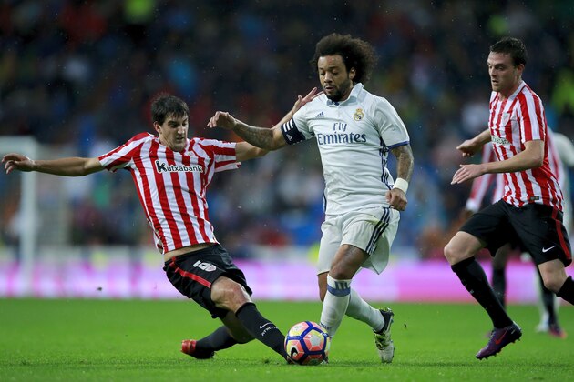 MADRID, SPAIN - OCTOBER 23: Marcelo (R) of Real Madrid CF competes for the ball with Mikel San Jose (L) of Athletic Club during the La Liga match between Real Madrid CF and Athletic Club de Bilbao at Estadio Santiago Bernabeu on October 23, 2016 in Madrid, Spain. (Photo by Gonzalo Arroyo Moreno/Getty Images)