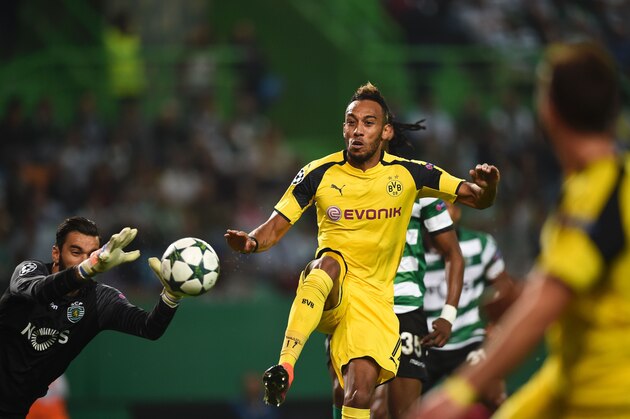 Dortmund's Gabonese forward Pierre-Emerick Aubameyang (C) vies with Sporting's goalkeeper Rui Patricio (L) during the UEFA Champions League football match Sporting CP vs BVB Borussia Dortmund at the Jose Alvalade stadium in Lisbon on October 18, 2016. / AFP / PATRICIA DE MELO MOREIRA        (Photo credit should read PATRICIA DE MELO MOREIRA/AFP/Getty Images)