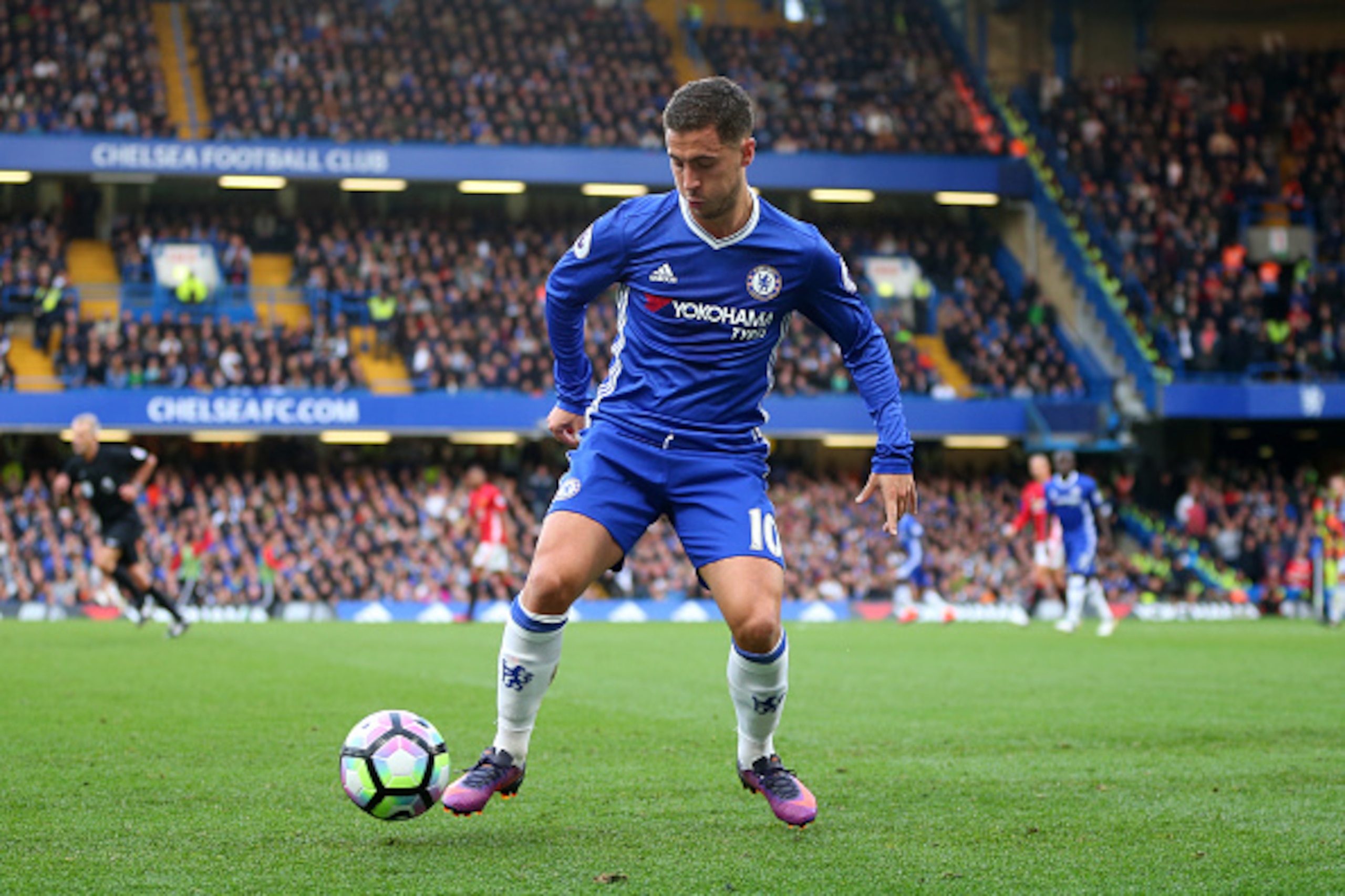 LONDON, ENGLAND - OCTOBER 23: Eden Hazard of Chelsea during the Premier League match between Chelsea and Manchester United at Stamford Bridge on October 23, 2016 in London, England. (Photo by Catherine Ivill - AMA/Getty Images)