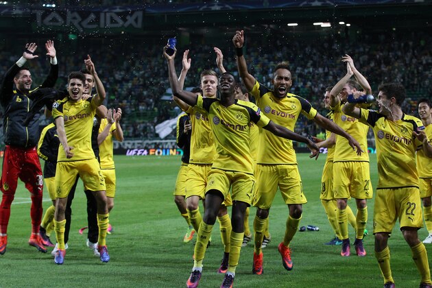 LISBON, PORTUGAL - OCTOBER 18:  Borussia Dortmund players thanking the supporters at the end of  the Sporting Clube de Portugal v Borussia Dortmund - UEFA Champions League round three match at Estadio Jose Alvalade on October 18, 2016 in Lisbon, Portugal.  (Photo by Carlos Rodrigues/Getty Images)