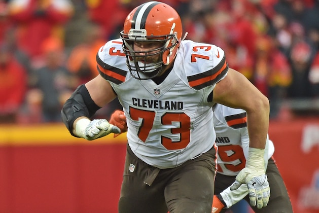 KANSAS CITY, MO - DECEMBER 27:  Offensive linemen Joe Thomas #73 of the Cleveland Browns gets set on the offensive line against the Kansas City Chiefs during the second half on December 27, 2015 at Arrowhead Stadium in Kansas City, Missouri.  (Photo by Peter G. Aiken/Getty Images)