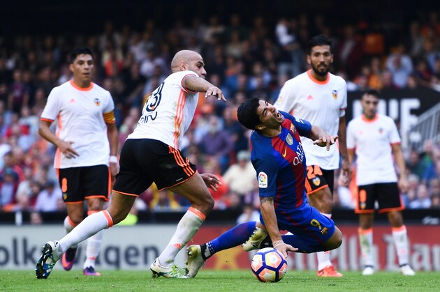 VALENCIA, SPAIN - OCTOBER 22:  Luis Suarez of FC Barcelona wins a penalty as he is brought down by Aymen Abdennour of Valencia CF during the La Liga match between Valencia CF and FC Barcelona at Mestalla stadium on October 22, 2016 in Valencia, Spain.  (Photo by David Ramos/Getty Images)