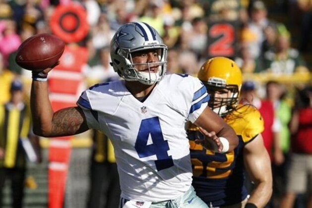 Dak Prescott, de los Cowboys de Dallas, se dispone a lanzar pase durante la primera mitad del partido contra los Packers de Green Bay en Green Bay, Wisconsin, el domingo 16 de octubre de 2016. (AP Foto/Mike Roemer)