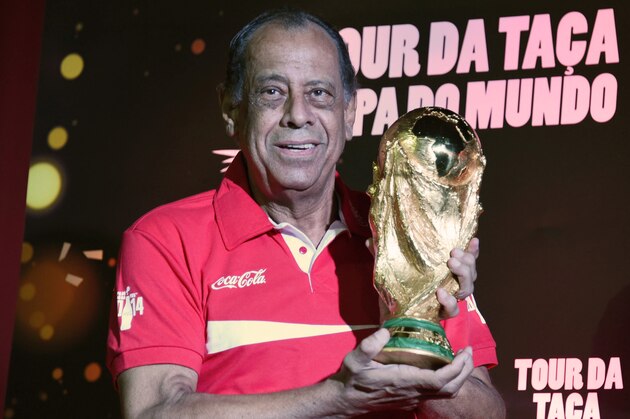 Carlos Alberto, former captain of the Brazilian 1970's football team, holds the World Cup which has just arrived in the country, at Maracana stadium in Rio de Janeiro, Brazil on April 22, 2014.    AFP PHOTO/CHRISTOPHE SIMON        (Photo credit should read CHRISTOPHE SIMON/AFP/Getty Images)