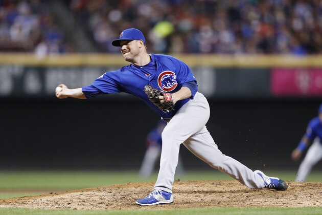 CINCINNATI, OH - SEPTEMBER 30: Joe Smith #30 of the Chicago Cubs pitches against the Cincinnati Reds during the game at Great American Ball Park on September 30, 2016 in Cincinnati, Ohio. The Cubs defeated the Reds 7-3. (Photo by Joe Robbins/Getty Images)