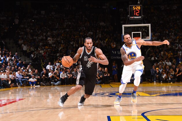 OAKLAND, CA - OCTOBER 25:  Kawhi Leonard #2 of the San Antonio Spurs handles the ball during a game against the Golden State Warriors on October 25, 2016 at ORACLE Arena in Oakland, California. NOTE TO USER: User expressly acknowledges and agrees that, by downloading and/or using this photograph, user is consenting to the terms and conditions of the Getty Images License Agreement. Mandatory Copyright Notice: Copyright 2016 NBAE (Photo by Andrew D. Bernstein/NBAE via Getty Images)