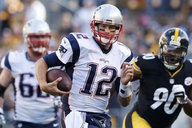 El quarterback Tom Brady (12) de los Patriots de Nueva Inglaterra avanza con el balón durante el primer tiempo del partido contra los Steelers de Pittsburgh Steelers, el domingo 23 de octubre de 2016. (AP Foto/Jared Wickerham)