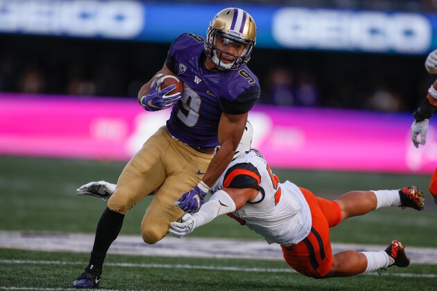 SEATTLE, WA - OCTOBER 22:  Running back Myles Gaskin #9 of the Washington Huskies rushes against the Oregon State Beavers on October 22, 2016 at Husky Stadium in Seattle, Washington.  (Photo by Otto Greule Jr/Getty Images)