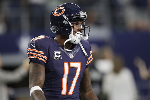 ARLINGTON, TX - SEPTEMBER 25: Alshon Jeffery #17 of the Chicago Bears warms up prior to a game between the Dallas Cowboys and the Chicago Bears at AT&T Stadium on September 25, 2016 in Arlington, Texas.  (Photo by Ronald Martinez/Getty Images)