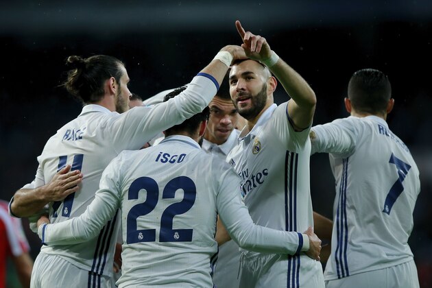 MADRID, SPAIN - OCTOBER 23: Karim Benzema of Real Madrid CF celebrates scoring their opening goal with teammates Gareth Bale (L), Francisco Roman Alarcon alias Isco (2ndR), Pepe (3dL) and Cristiano Ronaldo (R) during the La Liga match between Real Madrid CF and Athletic Club de Bilbao at Estadio Santiago Bernabeu on October 23, 2016 in Madrid, Spain. (Photo by Gonzalo Arroyo Moreno/Getty Images)