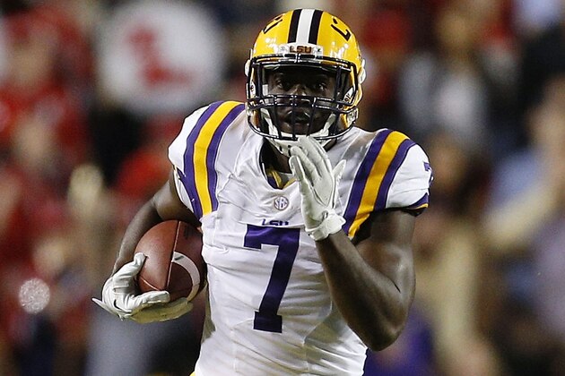 BATON ROUGE, LA - OCTOBER 22:  Leonard Fournette #7 of the LSU Tigers runs with the ball during a game against the Mississippi Rebels at Tiger Stadium on October 22, 2016 in Baton Rouge, Louisiana.  (Photo by Jonathan Bachman/Getty Images)