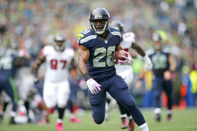 SEATTLE, WA - OCTOBER 16:  Running back C.J. Spiller #28 of the Seattle Seahawks rushes against the Atlanta Falcons at CenturyLink Field on October 16, 2016 in Seattle, Washington.  (Photo by Jonathan Ferrey/Getty Images)
