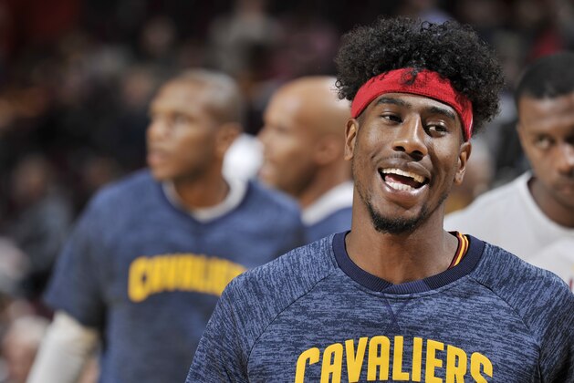 CLEVELAND, OH - OCTOBER 13:  Iman Shumpert #4 of the Cleveland Cavaliers warms up before a preseason game against the Toronto Raptors on October 13, 2016 at Quicken Loans Arena in Cleveland, Ohio. NOTE TO USER: User expressly acknowledges and agrees that, by downloading and or using this Photograph, user is consenting to the terms and conditions of the Getty Images License Agreement. Mandatory Copyright Notice: Copyright 2016 NBAE (Photo by David Liam Kyle/NBAE via Getty Images)