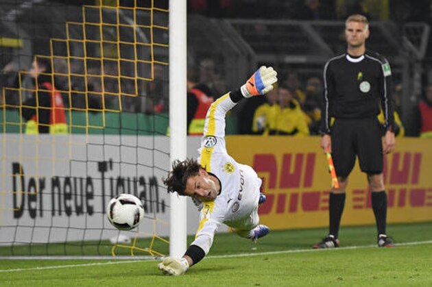 Dortmund goalkeeper Roman Weidenfeller catches a penalty during the penalty shoot-out of the German Soccer Cup match between Borussia Dortmund and Union Berlin in Dortmund, Germany, Wednesday, Oct. 26, 2016. Dortmund defeated Berlin with 4-1 after penalty shoot-out. (AP Photo/Martin Meissner)