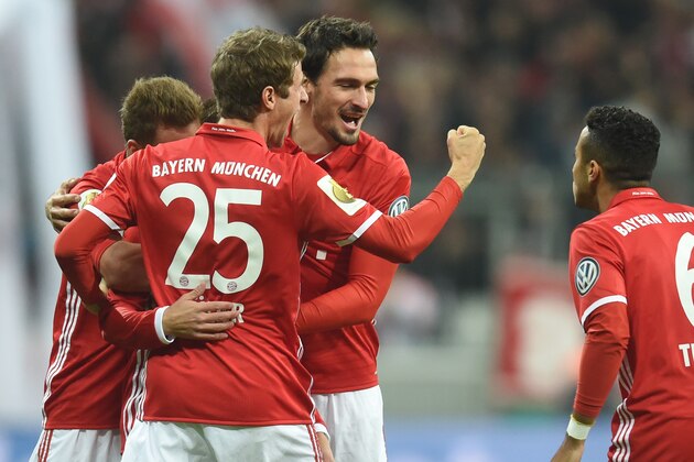 (L-R) Bayern Munich's midfielder Joshua Kimmich, Bayern Munich's defender Philipp Lahm, Bayern Munich's striker Thomas Mueller, Bayern Munich's defender Mats Hummels and Bayern Munich's Spanish midfielder Thiago Alcantara celebrate after the first goal scored by Bayern Munich's defender Philipp Lahm during the German Cup DFB Pokal second round football match FC Bayern Munich v FC Augsburg in Munich, southern Germany on October 26, 2016.  / AFP / CHRISTOF STACHE / RESTRICTIONS: ACCORDING TO DFB RULES IMAGE SEQUENCES TO SIMULATE VIDEO IS NOT ALLOWED DURING MATCH TIME. MOBILE (MMS) USE IS NOT ALLOWED DURING AND FOR FURTHER TWO HOURS AFTER THE MATCH. == RESTRICTED TO EDITORIAL USE == FOR MORE INFORMATION CONTACT DFB DIRECTLY AT +49 69 67880

 /         (Photo credit should read CHRISTOF STACHE/AFP/Getty Images)