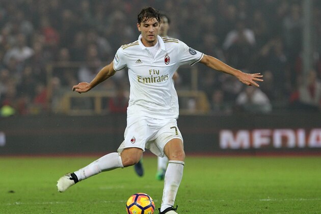 GENOA, ITALY - OCTOBER 25:  Manuel Locatelli of AC Milan in action during the Serie A match between Genoa CFC and AC Milan at Stadio Luigi Ferraris on October 25, 2016 in Genoa, Italy.  (Photo by Marco Luzzani/Getty Images)