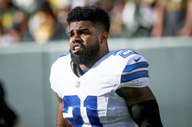 GREEN BAY, WI - OCTOBER 16: Ezekiel Elliott #21 of the Dallas Cowboys walks on the field before the game against the Green Bay Packers at Lambeau Field on October 16, 2016 in Green Bay, Wisconsin. (Photo by Dylan Buell/Getty Images)