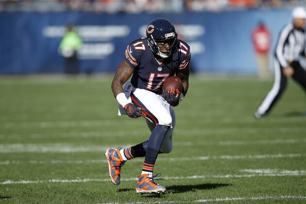 CHICAGO, IL - NOVEMBER 1: Alshon Jeffery #17 of the Chicago Bears runs after a reception during a game against the Minnesota Vikings at Soldier Field on November 1, 2015 in Chicago, Illinois. The Vikings defeated the Bears 23-20. (Photo by Joe Robbins/Getty Images)