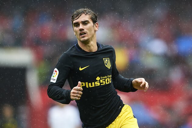SEVILLE, SPAIN - OCTOBER 23:  Antoine Griezmann of Club Atletico de Madrid looks on during the match between Sevilla FC vs Club Atletico de Madrid as part of La Liga at Estadio Ramon Sanchez Pizjuanon October 23, 2016 in Seville, Spain.  (Photo by Aitor Alcalde/Getty Images)