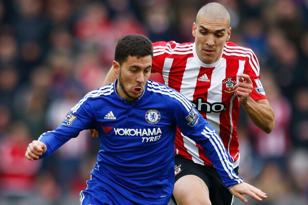 SOUTHAMPTON, ENGLAND - FEBRUARY 27:  Eden Hazard of Chelsea controls the ball under pressure of Oriol Romeu of Southampton during the Barclays Premier League match between Southampton and Chelsea at St Mary's Stadium on February 27, 2016 in Southampton, England.  (Photo by Julian Finney/Getty Images)