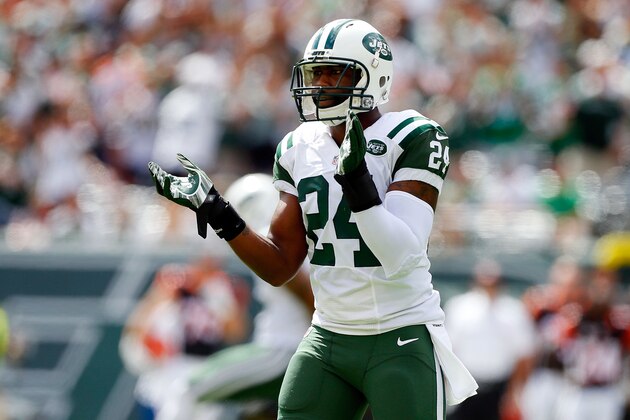 EAST RUTHERFORD, NJ - SEPTEMBER 11:  (NEW YORK DAILIES OUT)     Darrelle Revis #24 of the New York Jets in action against the Cincinnati Bengals on September 11, 2016 at MetLife Stadium in East Rutherford, New Jersey. The Bengals defeated the Jets 23-22.  (Photo by Jim McIsaac/Getty Images)