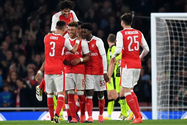 LONDON, ENGLAND - OCTOBER 25: Alex Oxlade-Chamberlain of Arsenal (C) celebrates scoring his sides second goal with his Arsenal team mates during the EFL Cup fourth round match between Arsenal and Reading at Emirates Stadium on October 25, 2016 in London, England.  (Photo by Michael Regan/Getty Images)