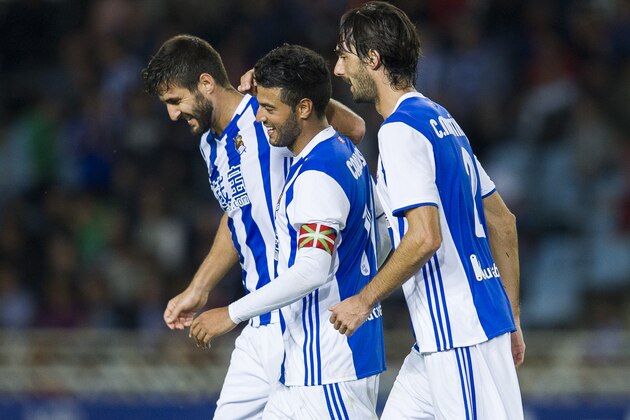 SAN SEBASTIAN, SPAIN - OCTOBER 22:  Carlos Vela of Real Sociedad celebrates after scoring his team's third goal during the La Liga match between Real Sociedad de Futbol and Deportivo Alaves at Estadio Anoeta on October 23, 2016 in San Sebastian, Spain.  (Photo by Juan Manuel Serrano Arce/Getty Images)