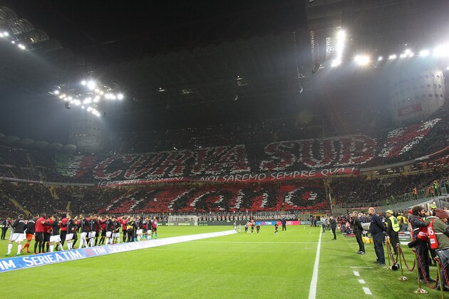 MILAN, ITALY - OCTOBER 22:  The AC Milan fans show their support before the Serie A match between AC Milan and Juventus FC at Stadio Giuseppe Meazza on October 22, 2016 in Milan, Italy.  (Photo by Marco Luzzani/Getty Images)