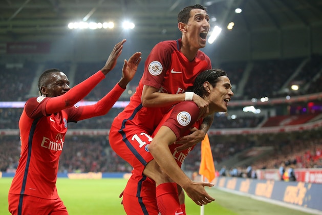 LILLE, FRANCE - OCTOBER 28: Edinson Cavani of PSG celebrates his winning goal with Angel Di Maria (on his back) and Blaise Matuidi (left) during the French Ligue 1 match between Lille OSC (LOSC) and Paris Saint Germain (PSG) at Stade Pierre-Mauroy on October 28, 2016 in Lille, France. (Photo by Jean Catuffe/Getty Images)