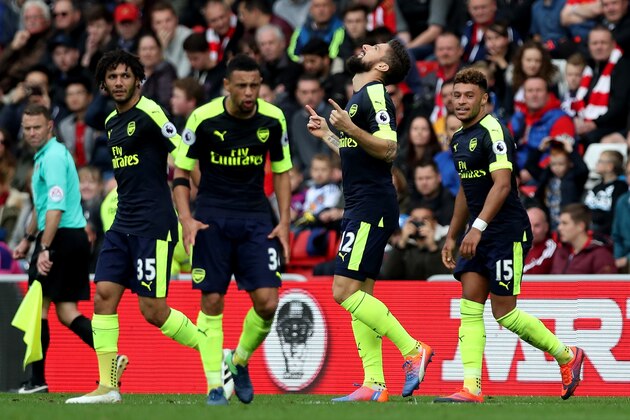 SUNDERLAND, ENGLAND - OCTOBER 29: Olivier Giroud of Arsenal (C) celebrates scoring his sides second goal during the Premier League match between Sunderland and Arsenal at the Stadium of Light on October 29, 2016 in Sunderland, England.  (Photo by Ian MacNicol/Getty Images)