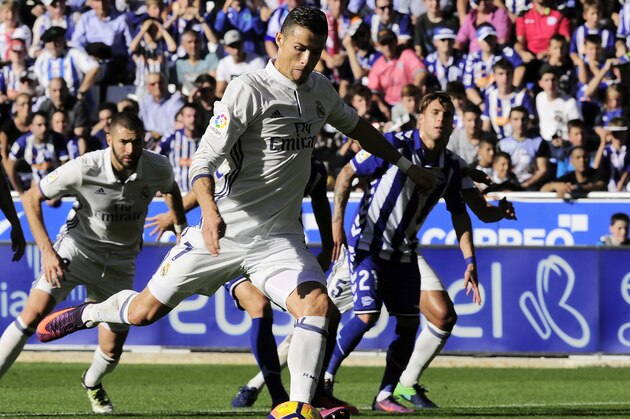 Real Madrid's Portuguese forward Cristiano Ronaldo kicks the ball to score a goal during the Spanish league football match between Deportivo Alaves and Real Madrid CF at the Mendizorroza stadium in Vitoria on October 29, 2016. / AFP / ANDER GILLENEA        (Photo credit should read ANDER GILLENEA/AFP/Getty Images)