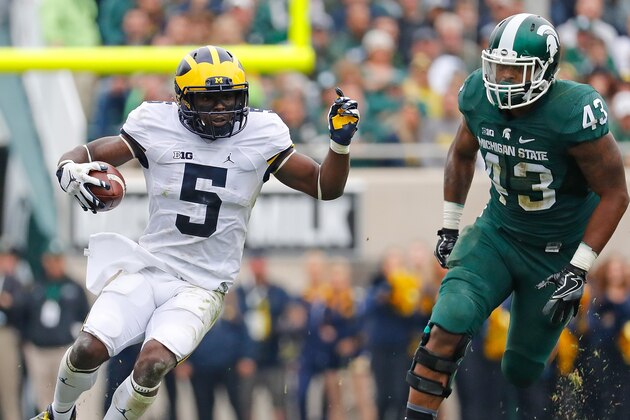 EAST LANSING, MI - OCTOBER 29: Jabrill Peppers #5 of the Michigan Wolverines runs for a short gain as Ed Davis #43 of the Michigan State Spartans gives chase during the second quarter of the game  at Spartan Stadium on October 29, 2016 in East Lansing, Michigan. (Photo by Leon Halip/Getty Images)
