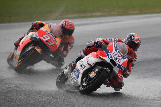 Ducati Team's Italian rider Andrea Dovizioso (R) rides ahead of Repsol Honda Team's Spanish rider Marc Marquez (L) during the Malaysian MotoGP race at the Sepang International circuit on October 30, 2016. / AFP / MANAN VATSYAYANA        (Photo credit should read MANAN VATSYAYANA/AFP/Getty Images)
