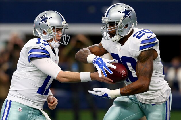 ARLINGTON, TX - JANUARY 03: Kellen Moore #17 hands off to Darren McFadden #20 of the Dallas Cowboys against the Washington Redskins during the first half at AT&T Stadium on January 3, 2016 in Arlington, Texas. (Photo by Tom Pennington/Getty Images)