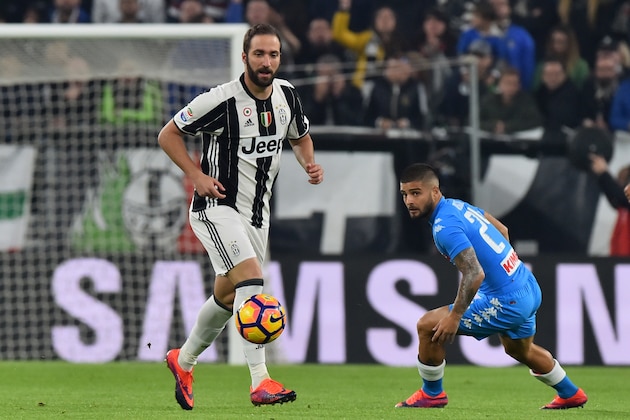 Napoli's midfielder from Italy Lorenzo Insigne (R) fights for the ball with Juventus' forward from Argentina Gonzalo Higuain during the Italian Serie A football match Juventus vs Napoli at 'Juventus Stadium' in Turin on October 29, 2016. / AFP / GIUSEPPE CACACE        (Photo credit should read GIUSEPPE CACACE/AFP/Getty Images)