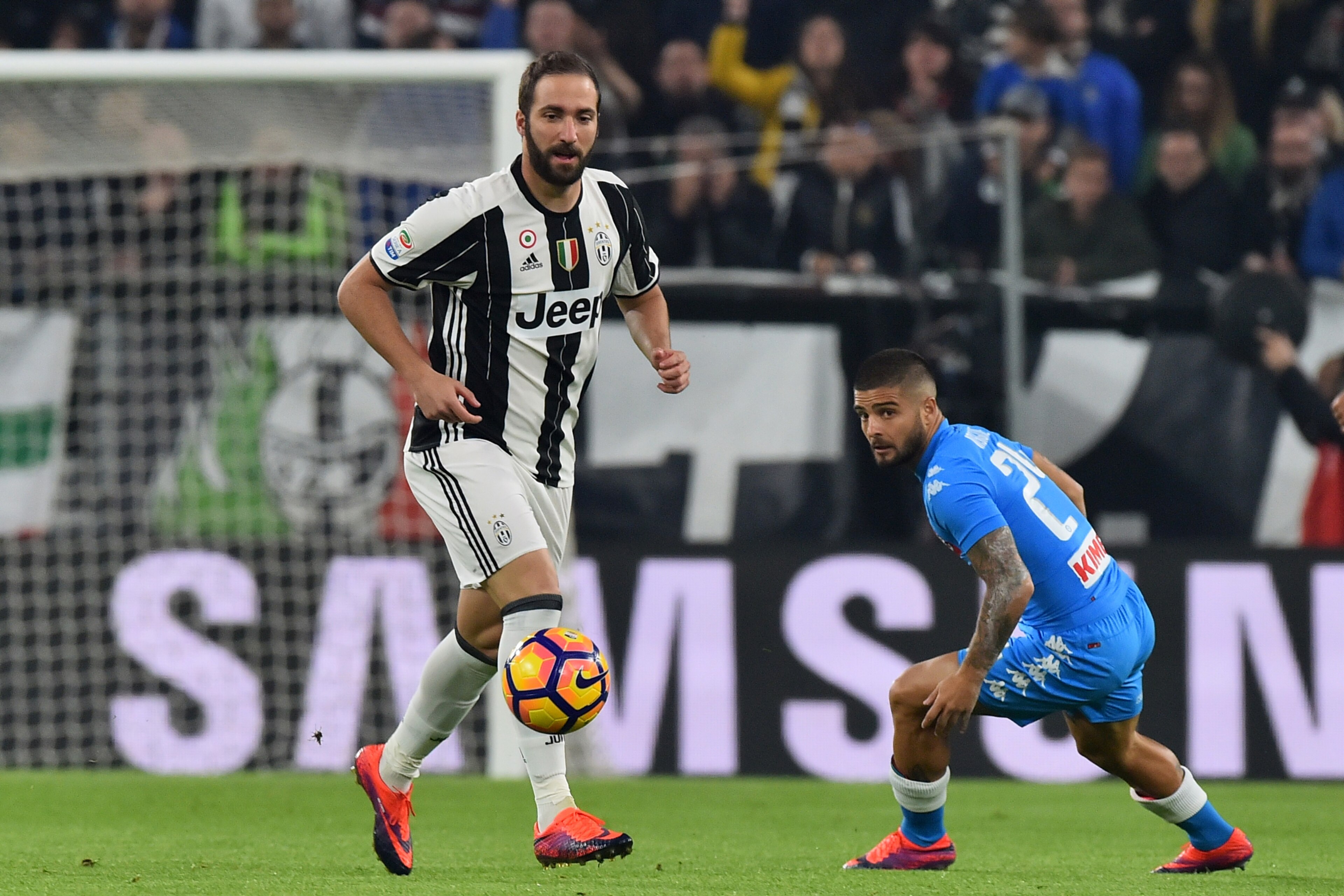Napoli's midfielder from Italy Lorenzo Insigne (R) fights for the ball with Juventus' forward from Argentina Gonzalo Higuain during the Italian Serie A football match Juventus vs Napoli at 'Juventus Stadium' in Turin on October 29, 2016. / AFP / GIUSEPPE CACACE        (Photo credit should read GIUSEPPE CACACE/AFP/Getty Images)