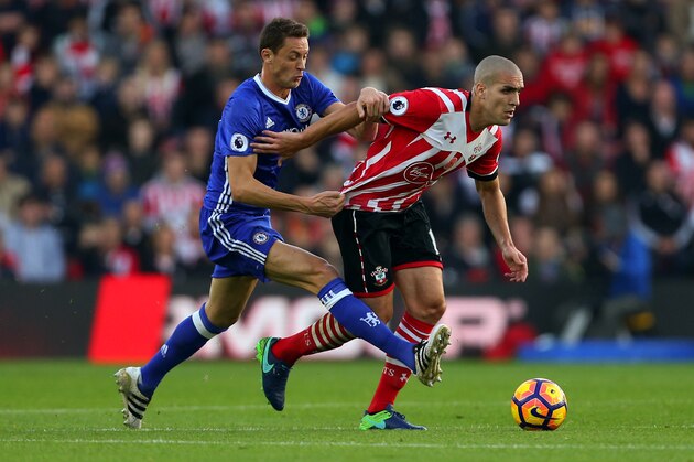 SOUTHAMPTON, ENGLAND - OCTOBER 30: Nemanja Matic of Chelsea and Oriol Romeu of Southampton during the Premier League match between Southampton and Chelsea at St Mary's Stadium on October 30, 2016 in Southampton, England. (Photo by Catherine Ivill - AMA/Getty Images)