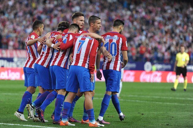 MADRID, SPAIN - OCTOBER 29:  Kevin Gameiro (3L) of Club Atletico de Madrid celebrates with teammates after scoring his team's 3rd goal during the La Liga match between Club Atletico de Madrid and Malaga CF at estadio Vicente Calderon on October 29, 2016 in Madrid, Spain.  (Photo by Denis Doyle/Getty Images)