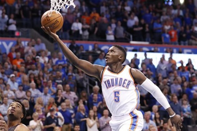 El escolta del Thunder de Oklahoma City, Victor Oladipo, realiza un disparo ante los Suns de Phoenix en el primer cuarto del duelo del viernes 28 de octubre de 2016 en Oklahoma City. (AP Foto/Alonzo Adams)