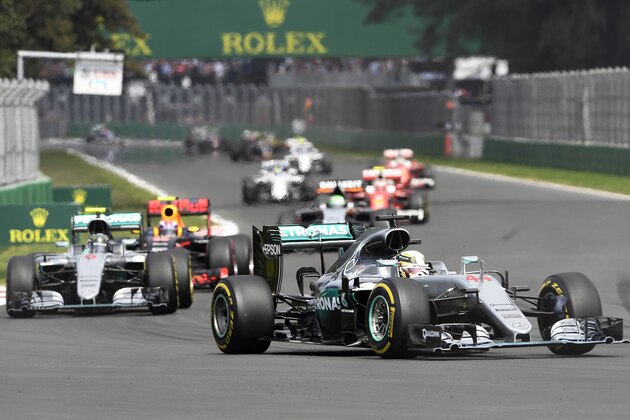 Mercedes AMG Petronas F1 Team British driver Lewis Hamilton heads the pack during the Formula One Mexico Grand Prix at the Hermanos Rodriguez circuit in Mexico City on October 30, 2016. / AFP / ALFREDO ESTRELLA        (Photo credit should read ALFREDO ESTRELLA/AFP/Getty Images)
