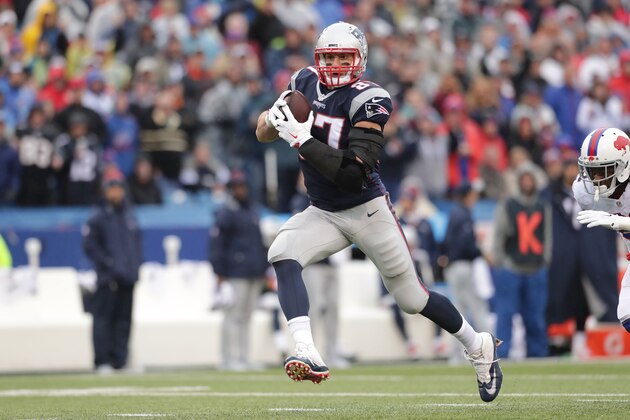 BUFFALO, NY - OCTOBER 30:   Rob Gronkowski #87 of the New England Patriots  makes a touchdown catch against the Buffalo Bills during the first half at New Era Field on October 30, 2016 in Buffalo, New York.  (Photo by Brett Carlsen/Getty Images)