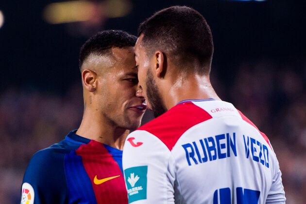 BARCELONA, SPAIN - OCTOBER 29: Neymar Santos Jr (L) of FC Barcelona argues with Ruben Vezo (R) of Granada CF during the La Liga match between FC Barcelona and Granada CF at Camp Nou stadium on October 29, 2016 in Barcelona, Spain. (Photo by Alex Caparros/Getty Images)