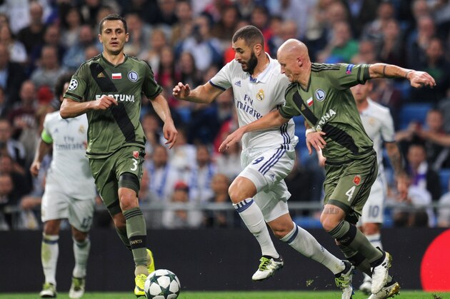 MADRID, SPAIN - OCTOBER 18: Karim Benzema (C) of Real Madrid competes for the ball against Tomasz Jodlowiec (L) and Jakub Czerwinski (R) of Legia Warszawa  during the UEFA Champions League Group F match between Real Madrid CF and Legia Warszawa at Bernabeu on October 18, 2016 in Madrid, Spain.  (Photo by Denis Doyle/Getty Images)