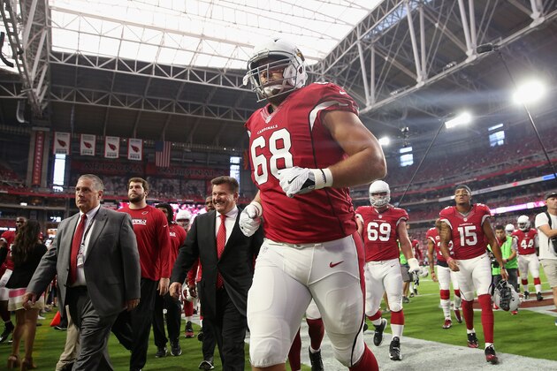 GLENDALE, AZ - SEPTEMBER 11:  Tackle Jared Veldheer #68 of the Arizona Cardinals walks off the field before the NFL game against the New England Patriots at the University of Phoenix Stadium on September 11, 2016 in Glendale, Arizona.  (Photo by Christian Petersen/Getty Images)