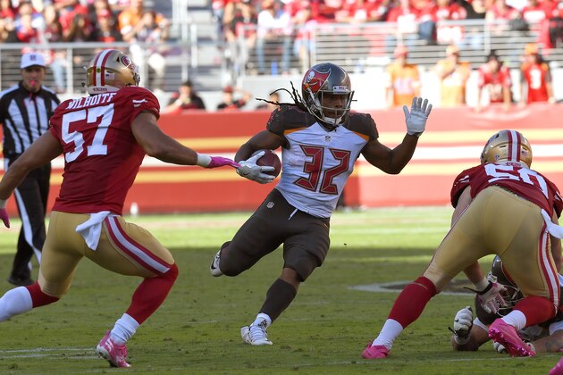 SANTA CLARA, CA - OCTOBER 23:  Jacquizz Rodgers #32 of the Tampa Bay Buccaneers carries the ball against the San Francisco 49ers during the fourth quarter of an NFL football game at Levi's Stadium on October 23, 2016 in Santa Clara, California.  (Photo by Thearon W. Henderson/Getty Images)