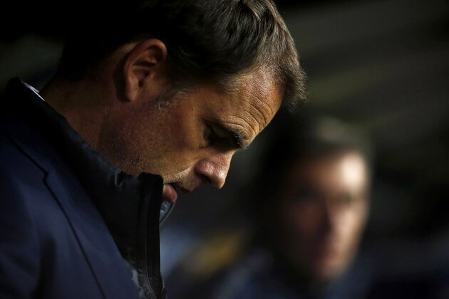Inter Milan's Dutch head coach Frank de Boer looks on during the Italian Serie A football match Sampdoria vs Inter Milan on October 30, 2016 at the Luigi Ferraris Stadium in Genoa. / AFP / MARCO BERTORELLO        (Photo credit should read MARCO BERTORELLO/AFP/Getty Images)