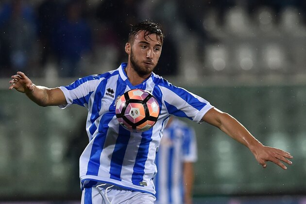 PESCARA, ITALY - SEPTEMBER 21:  Bryan Cristante of Pescara Calcio in action during the Serie A match between Pescara Calcio and FC Torino at Adriatico Stadium on September 21, 2016 in Pescara, Italy.  (Photo by Giuseppe Bellini/Getty Images)