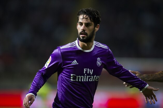 LEON, SPAIN - OCTOBER 26:  Isco of Real Madrid reacts during the Copa del Rey Round of 32 match between Cultural Leonesa and Real Madrid CF at Reino de Leon Stadium on October 26, 2016 in Leon, Spain.  (Photo by Juan Manuel Serrano Arce/Getty Images)