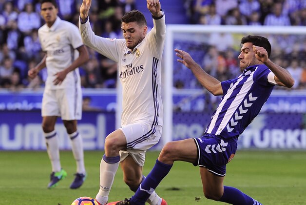 Real Madrid's Croatian midfielder Mateo Kovacic (L) vies with Deportivo Alaves' midfielder Manuel Alejandro Garcia Sanchez during the Spanish league football match between Deportivo Alaves and Real Madrid CF at the Mendizorroza stadium in Vitoria on October 29, 2016. / AFP / ANDER GILLENEA        (Photo credit should read ANDER GILLENEA/AFP/Getty Images)